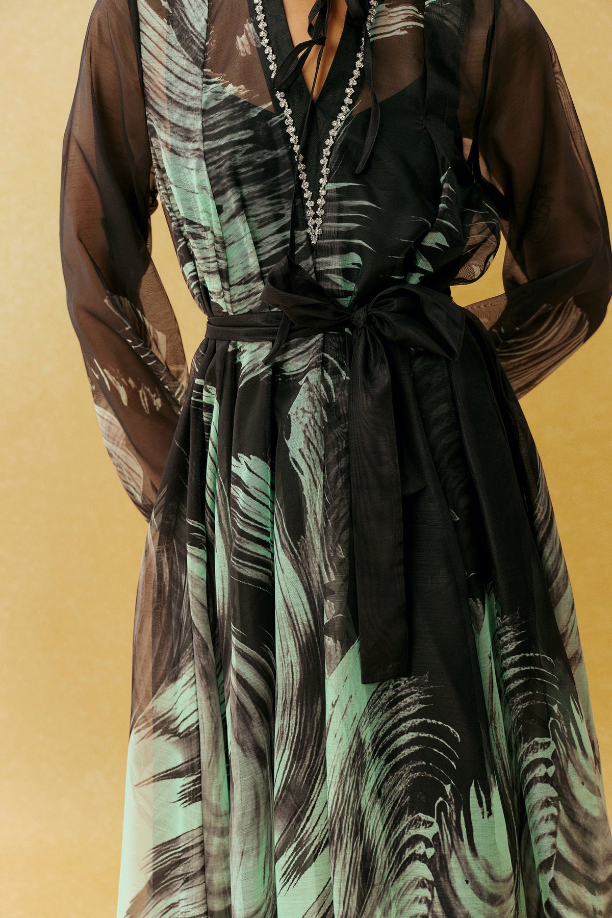 Gaun Maxi Hitam Motif Daun dari K sifon dengan Ikat Pinggang, Lengan Balon Panjang Bermanset