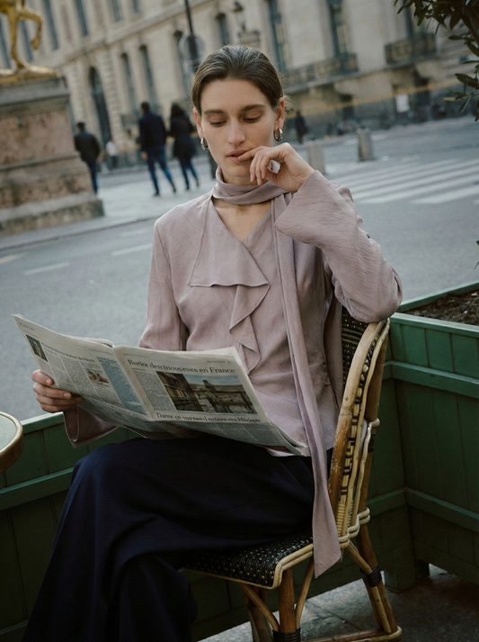 قميص بشريط بنسيج حريري - ياقة فرنسية عتيقة متدفقة